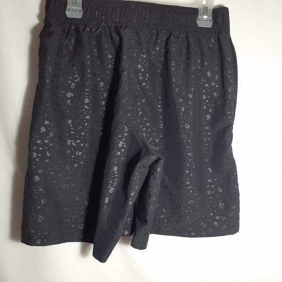 Under Armour Loose Black Medium Shorts - Picture 11 of 16